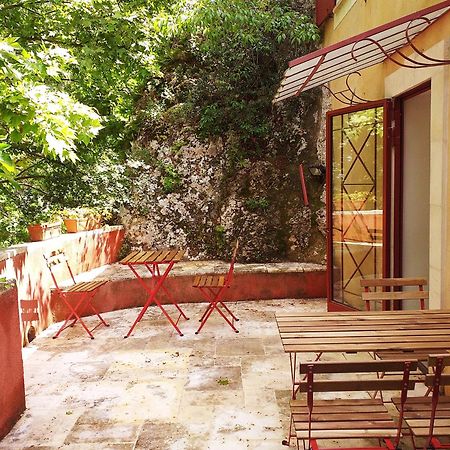 maison au coeur de Fontaine de Vaucluse, nichée sur le rocher et surplombant la sorgue Exterior foto