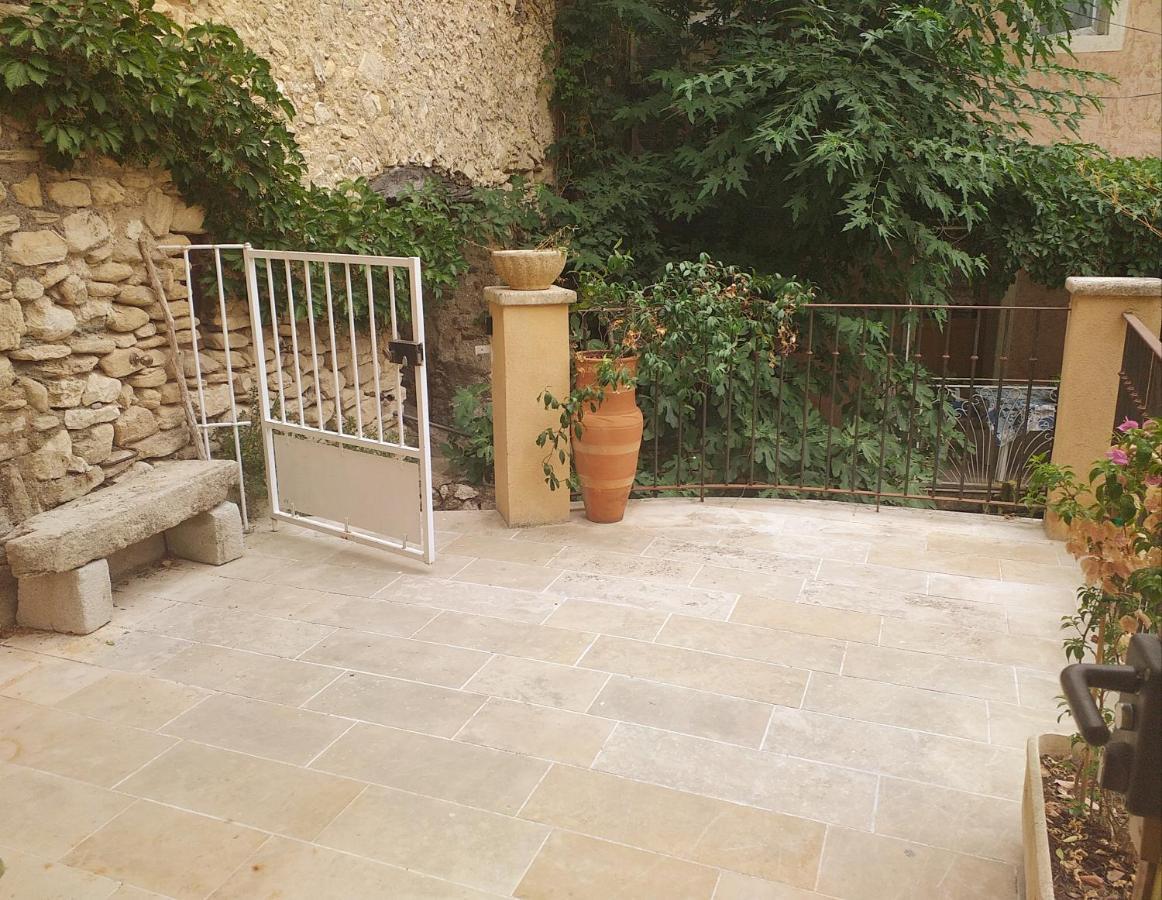 maison au coeur de Fontaine de Vaucluse, nichée sur le rocher et surplombant la sorgue Exterior foto