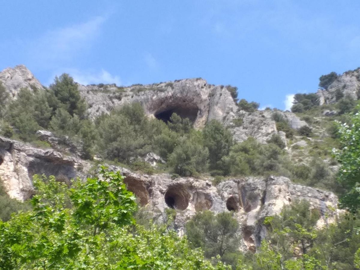 maison au coeur de Fontaine de Vaucluse, nichée sur le rocher et surplombant la sorgue Exterior foto