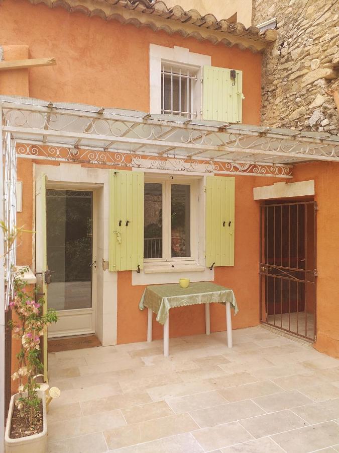 maison au coeur de Fontaine de Vaucluse, nichée sur le rocher et surplombant la sorgue Exterior foto