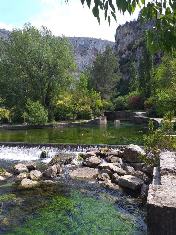 maison au coeur de Fontaine de Vaucluse, nichée sur le rocher et surplombant la sorgue Exterior foto