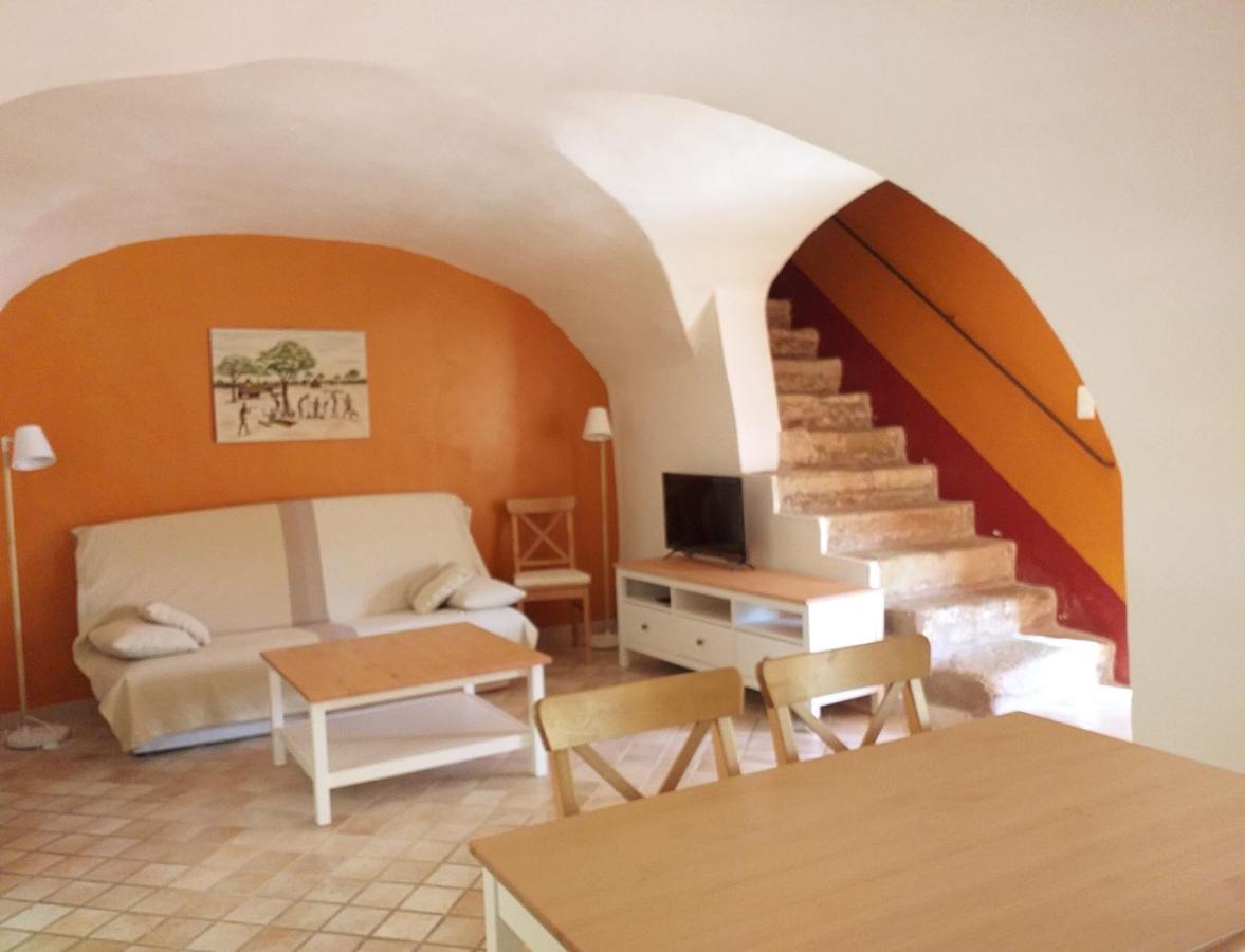 maison au coeur de Fontaine de Vaucluse, nichée sur le rocher et surplombant la sorgue Exterior foto
