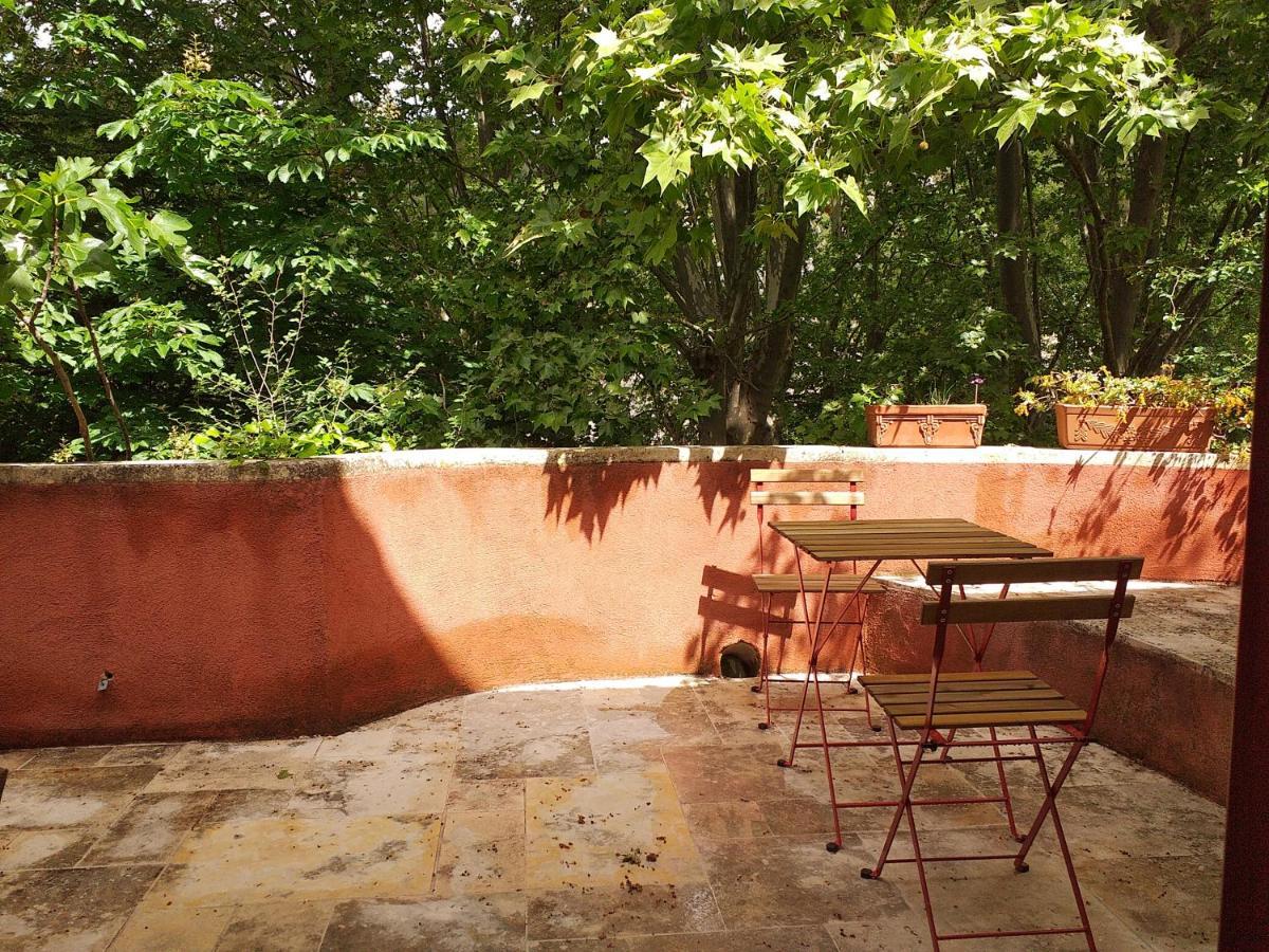 maison au coeur de Fontaine de Vaucluse, nichée sur le rocher et surplombant la sorgue Exterior foto
