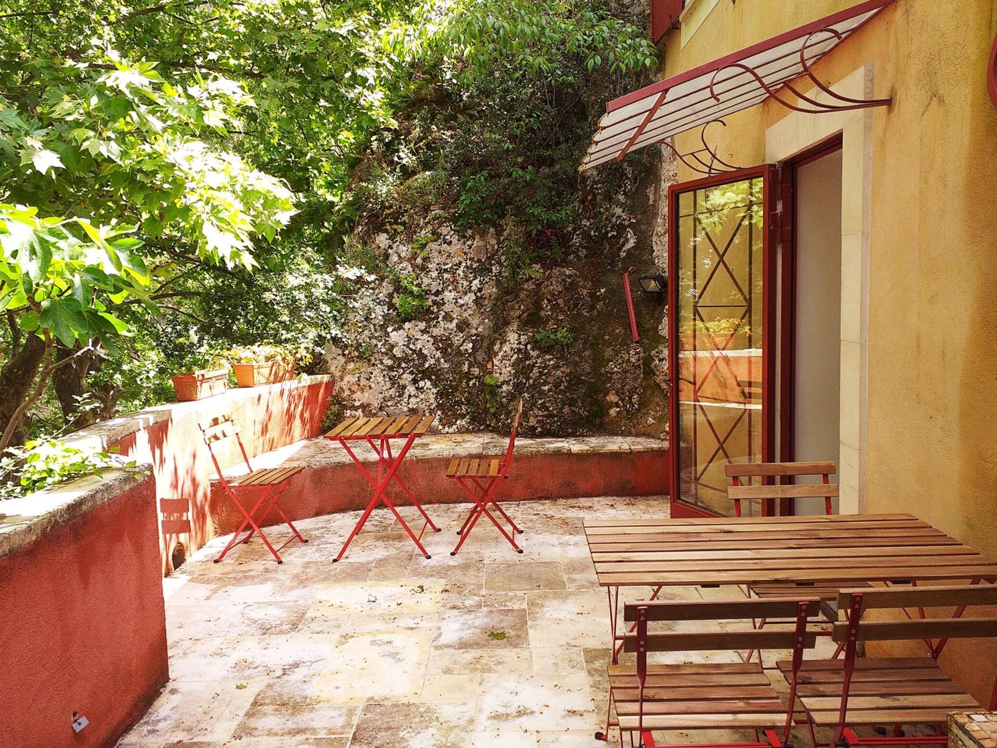 maison au coeur de Fontaine de Vaucluse, nichée sur le rocher et surplombant la sorgue Exterior foto